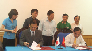 Đồng chí Quách Thế Hùng, Phó Chủ tịch UBND tỉnh và ông Trưởng đại diện tổ chức JICA tại Việt Nam ký biên bản thỏa thuận kéo dài dự án.